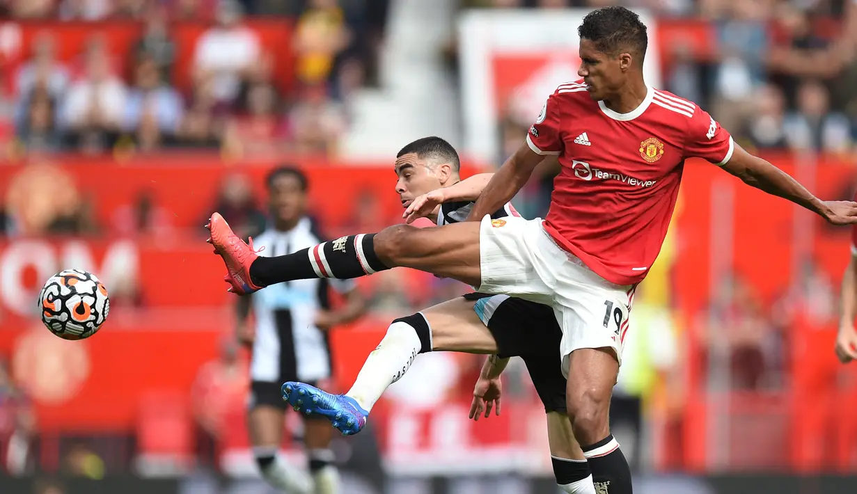 Raphael Varane mampu tampil cukup impresif pada awal penampilannya bersama MU. Ia bahkan mampu membuat satu assits di laga debutnya. Selain itu, Varane juga mampu melepaskan delapan tekel, tiga intersep, 18 sapuan, dan memenangkan 67% duel udara dari lima pertandingan. (AFP/Oli Scarff)