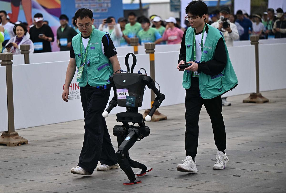 FOTO:  Pertama di Dunia! Puluhan Robot Humanoid Mengikuti Ajang Lomba Lari Setengah Marathon