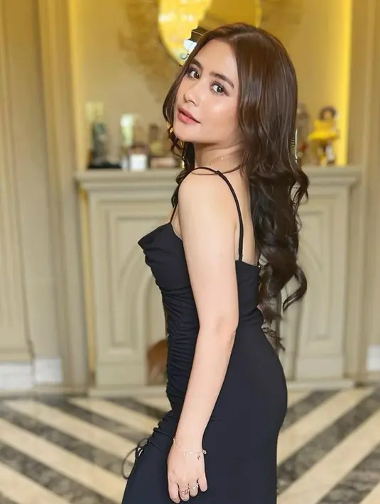 Untuk kesan yang simple tapi elegan, Prilly Latuconsina memberikan inspirasi dress hitam layaknya cewek mamba. Dalam potret ini ia mengenakan spagetti dress dengan detail kerut di bagian depan. (instagram/prillylatuconsina96)