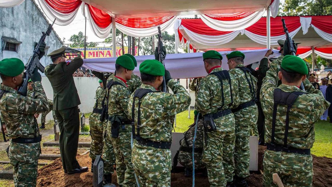 FOTO: Air Mata Keluarga Iringi Pemakaman Prajurit Penjaga Perdamaian