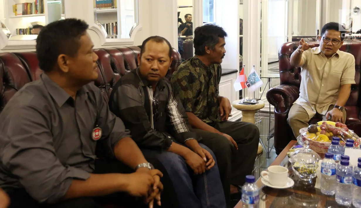 Ketum PKB, Muhaimin Iskandar menerima kunjungan pewakilan petani tembakau di kantor DPP PKB, Jakarta, Kamis (9/11). Para petani meminta untuk mengawal aspirasi mereka agar pemerintah mengurungkan rencana menaikkan cukai rokok. (Liputan6.com/Johan Tallo)