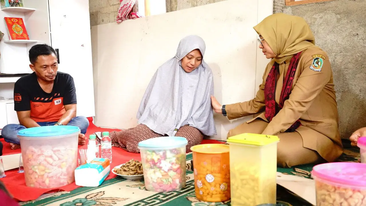 Bupati Banyuwngi Ipuk Fiestiandani (Kanan) memberikan motofasi kepada keluarga bintang Balqis Maulana santri Yang tewas diduga dianiaya (Istimewa)