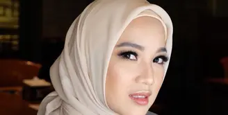Sejak beberapa bulan belakangan ini artis cantik Chacha Frederica memutuskan untuk mengenakan hijab. Meski pekerjaannya di dunia entertainment, anggota genk Grilsquad tak takut dengan pemasukannya. (Instagram/chafrederica)