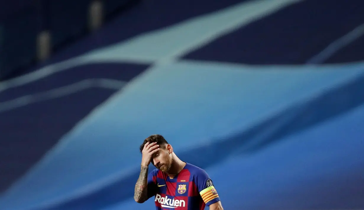 Striker Barcelona, Lionel Messi, memegang kepalanya usai ditaklukkan Bayern Munchen pada laga perempat final Liga Champions di Estadio da Luz, Sabtu (15/8/2020). Barcelona takluk 2-8 dari Bayern Munchen. (AP/Manu Fernandez/Pool)