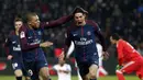 Pemain PSG, Edinson Cavani (kanan) merayakan gol bersama rekannya Kylian Mbappe pada lanjutan Ligue 1 Prancis di Parc des Princes Stadium, Paris, (25/2/2018). PSG menang 3-0. (AP/Thibault Camus)