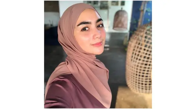 Kulit cerahnya membuat penampilan Citra Kirana tetap memesona meski tanpa polesan makeup.