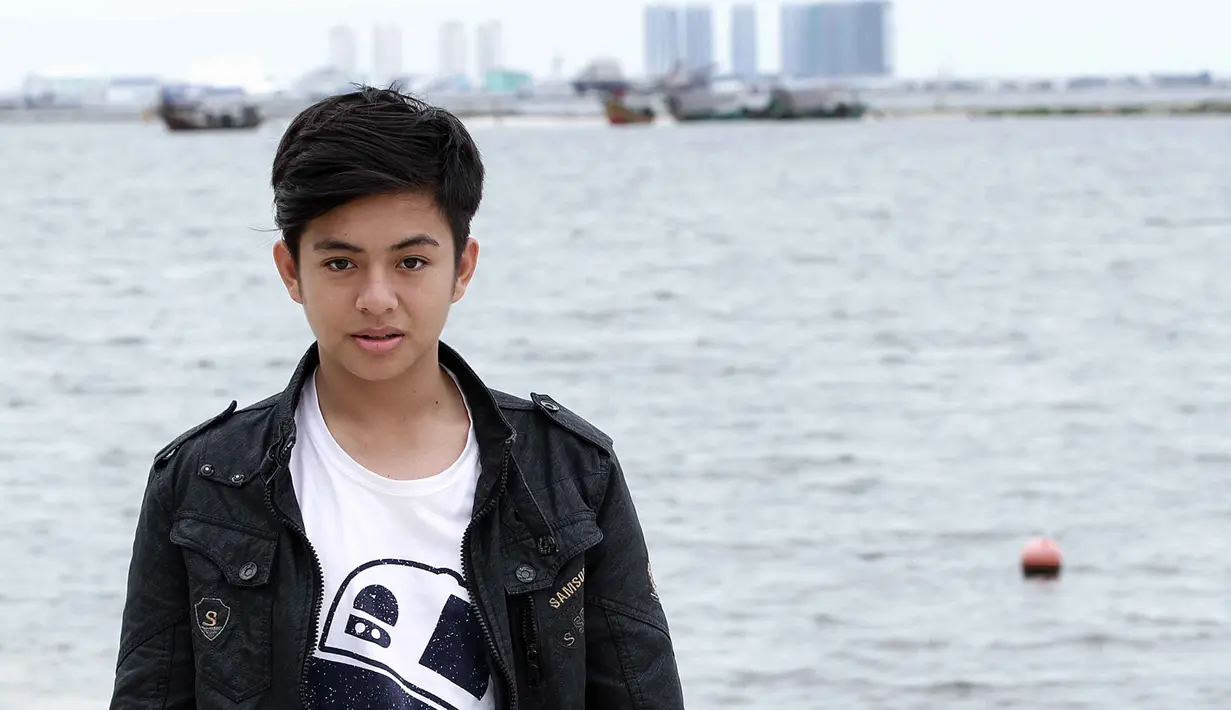 "Alhamdulillah bisa masuk dua nominasi. Ini tahun pertama aku masuk nominasi, Aktor Utama Pria dan Pria pendatang baru juga," kata Angga di sela syuting Mermaid in Love 2 Dunia di kawasan Pantai Carnaval Ancol, Selasa (29/11). (Deki Prayoga/Bintang.com)