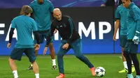 Pelatih Real Madrid, Zinedine Zidane, saat sesi latihan jelang laga Liga Champions di Dortmund, Senin (25/9/2017). Real Madrid akan berhadapan dengan Borussia Dortmund. (AFP/Patrik Stollarz)