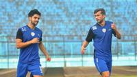 Rafael Tardini (kiri) pemain seleksi Arema Cronus. (Bola.com/Iwan Setiawan)
