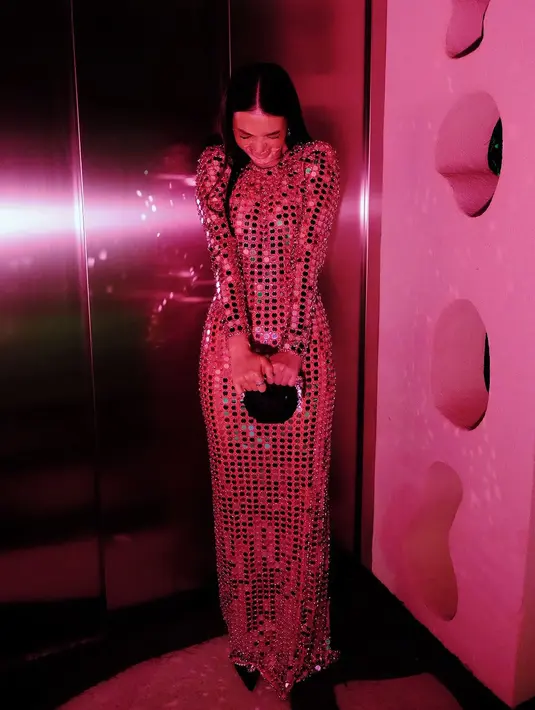 Dalam unggahan terbarunya, Raline Shah tampil beda dengan lebih festive bernuansa disko [@ralineshah]