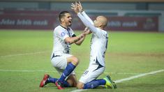 PSIS Semarang menang tipis 3-2 atas Persebaya Surabaya dalam laga pekan ke-6 BRI Liga 1 2021/2022 di Stadion Wibawa Mukti, Cikarang, Minggu (3/10/2021). Hasil ini mengantarkan PSIS ke peringkat kedua klasemen sementara di bawah Bhayangkara FC dengan raihan 12 poin. (Bola.com/Bagaskara Lazuardi)