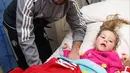 Pemain Manchester United, Juan Matta melakukan sesi foto dengan pasien Rumah Sakit Anak saat membagikan kebahgiaan jelang Natal di Manchester, (18/12/2017). (Bola.com/Dok.Manutd.com)
