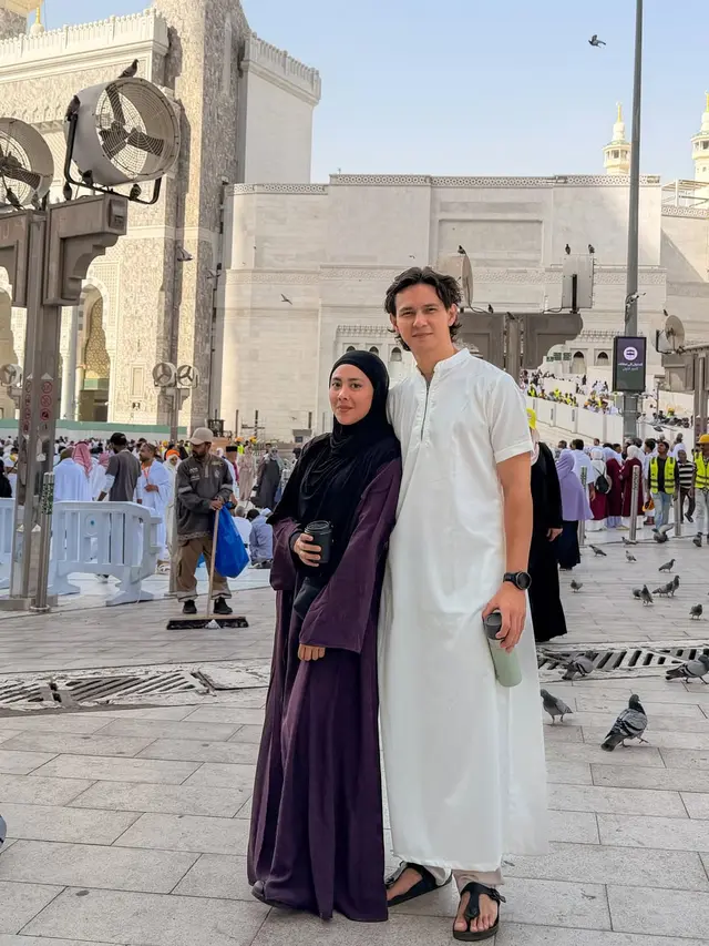 6 Potret Marcell Darwin Umrah Perdana Usai Mualaf, Perjalanan Spiritual Penuh Haru