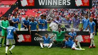 Manchester City berhasil meraih trofi Community Shield 2019, setelah menang 5-4 atas Liverpool di Stadion Wembley, Minggu (4/8/2019). (AFP/Ian Kington)