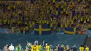 Para pemain Swedia memberi tepuk tangan kepada para pendukung usai bertanding melawan Spanyol pada pertandingan grup E Euro 2020 di stadion La Cartuja di Seville, Spanyol, Senin (14/6/2021). Spanyol bermain imbang atas Swedia 0-0. (AP Photo/Thanassis Stavrakis, Pool)