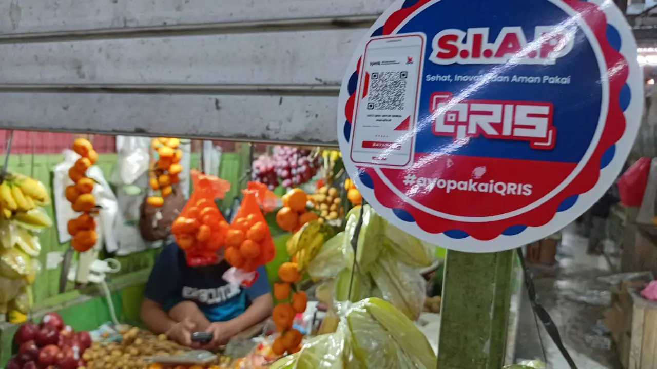 Pasar Segamas Purbalingga kini dilengkapi layanan SIAP QRIS, transaksi digital hasil kerja sama Kantor Perwakilan Bank Indonesia di Purwokerto dan Kementerian Perdagangan. (Foto: Liputan6.com/RudalAfgani Dirgantara)