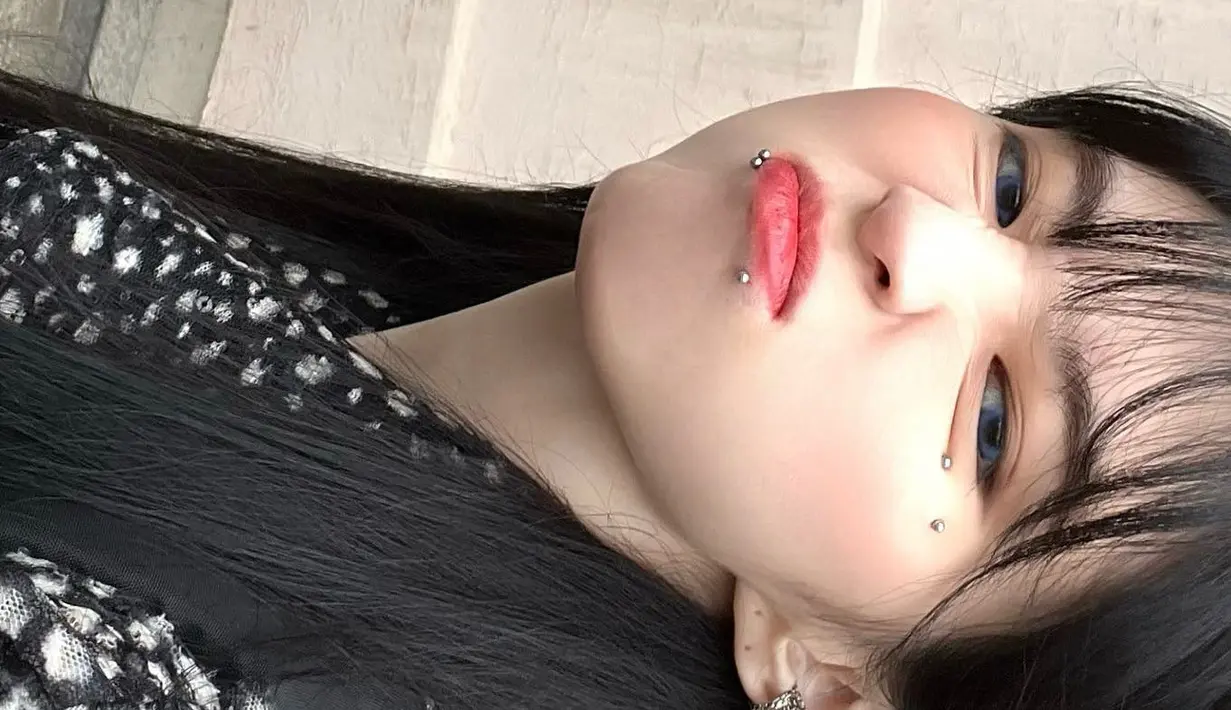 <p>Bahkan tak sedikit warganet yang menganggap wajahnya mirip Jungkook BTS setelah wajahnya di-piercing. Seperti diketahui, Jungkook juga menindik bawah bibirnya. (Foto: Instagram/ xeesoxee)</p>