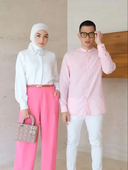 Seperti potret ini, Citra Kirana dan Rezky Aditya tampil serasi dengan outfit nuansa pink-putih. Cocok untuk kencan! [Foto: IG/citraciki].