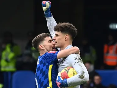 Penyelamatan penalti Kepa Arrizabalaga di menit-menit akhir babak extra time mengantarkan Chelsea lolos ke putaran kelima Piala FA 2021/2022. Chelsea berhasil menang 2-1 (1-1) usai mengatasi perlawanan tamunya Plymouth Argyle di putaran keempat, Sabtu (5/2/2022). (AFP/Glyn Kirk)