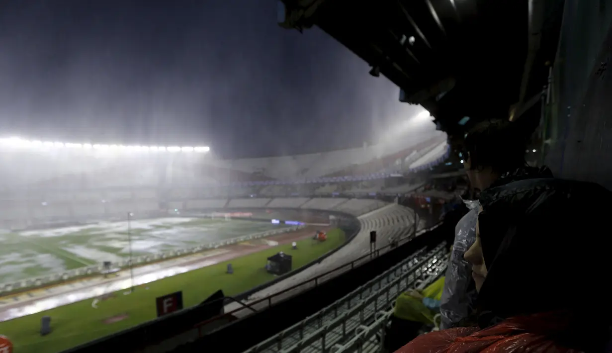 Suasana Lapangan dari tribun yang dipenuhi air akibat hujan lebat di stadion Monumental, Argentina, Jumat (13/11/2015). Lapangan yang dipakai untuk Pertandingan antara Argentina dan Brasil dihentikan akibat kondisi ini. (REUTERS/Marcos Brindicci)