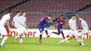 Pemain Barcelona Lionel Messi (tengah) melakukan tendangan saat menghadapi Dynamo Kyiv pada pertandingan Grup G Liga Champions di Camp Nou, Barcelona, Spanyol, Rabu (4/11/2020). Barcelona menang 2-1. (AP Photo/Joan Monfort)