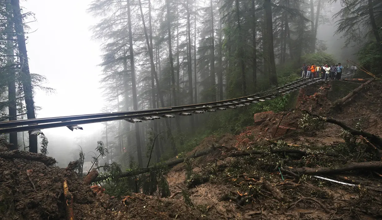 Jumlah korban itu termasuk 11 warga yang meninggal usai kuil Dewa Hindu di Shilma runtuh imbas tanah longsor. (AP Photo/ Pradeep Kumar)