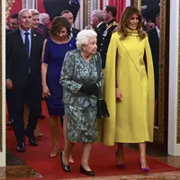 Melania Trump saat bertemu Ratu Elizabeth II di Istana Buckingham, London, Inggris. (GEOFF PUGH / POOL / AFP)