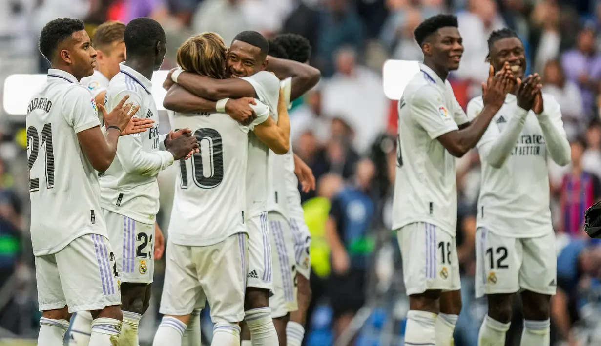 Pemain Barcelona Jules Kounde meninggalkan lapangan pada akhir pertandingan sepak bola La Liga Spanyol antara Real Madrid dan Barcelona di Stadion Santiago Bernabeu di Madrid Minggu (16/10/2022). Real Madrid menang 3-1. (Foto AP/Manu Fernandez)