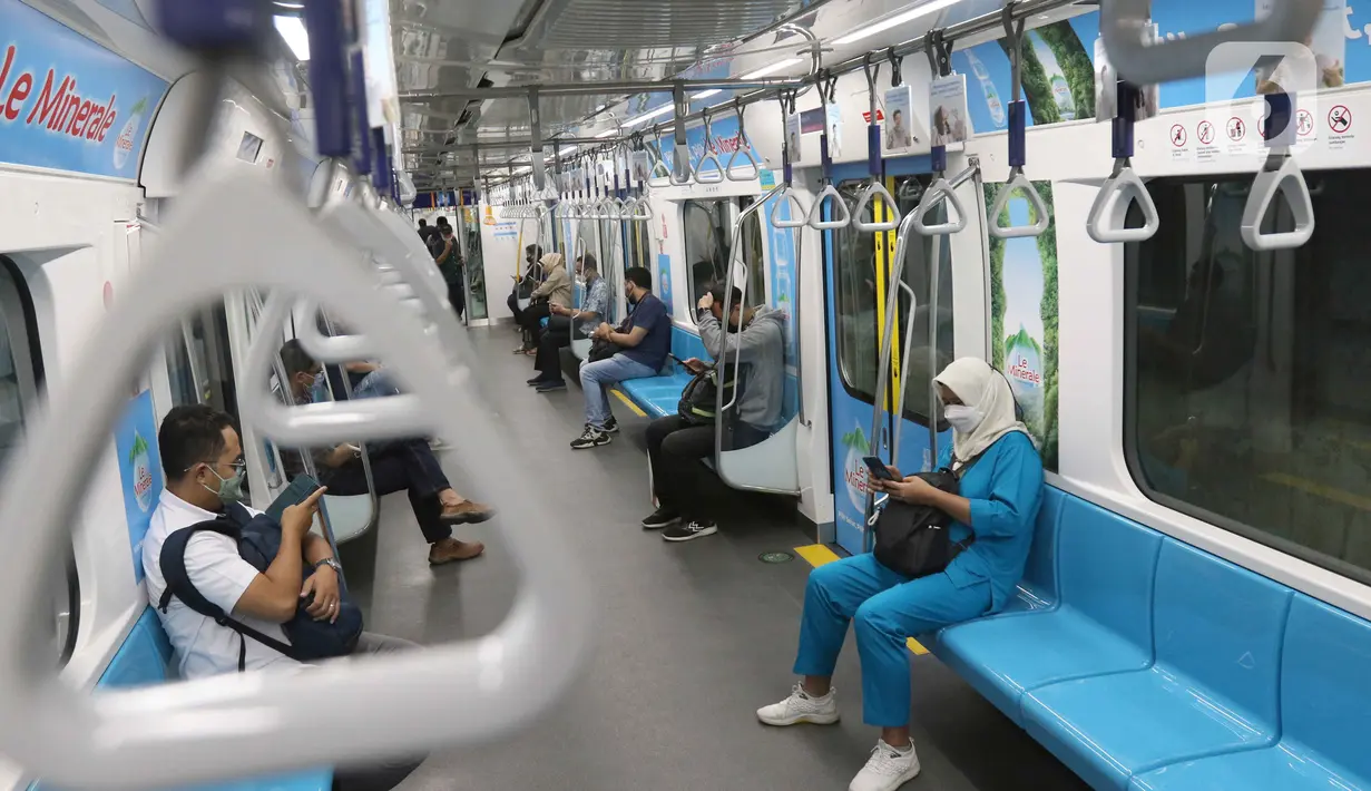 Penumpang berada di dalam moda transportasi MRT di Jakarta, Selasa (15/11/2022). PT MRT Jakarta (Perseroda) melakukan perubahan kebijakan waktu operasional yang berlaku mulai Selasa, 15 November 2022. (Liputan6.com/Herman Zakharia)