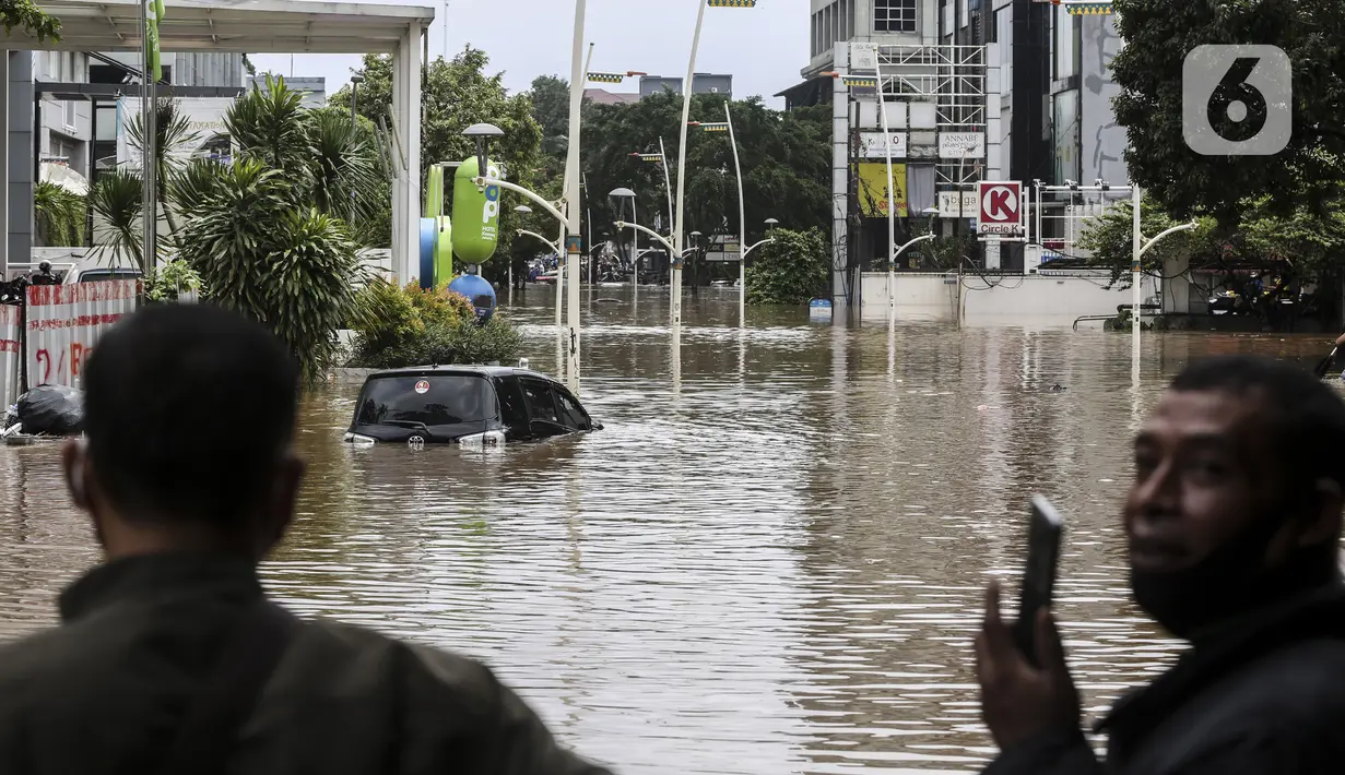Sebuah mobil terendam banjir di kawasan Kemang, Jakarta, Sabtu (20/2/2021). Curah hujan yang tinggi menyebabkan kawasan tersebut terendam banjir setinggi orang dewasa. (Liputan6.com/Johan Tallo)