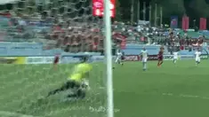 Home United meraih kemenangan 3-2 atas Persija Jakarta dalam laga leg pertama semifinal Piala AFC Zona ASEAN yang berlangsung di S...