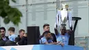 Pemain Manchester City Fernandinho mengangkat trofi saat menyapa para penggemar dari atas bus dalam parade kemenangan Liga Inggris di Manchester, Inggris, 23 Mei 2022. (AP Photo/Jon Super)
