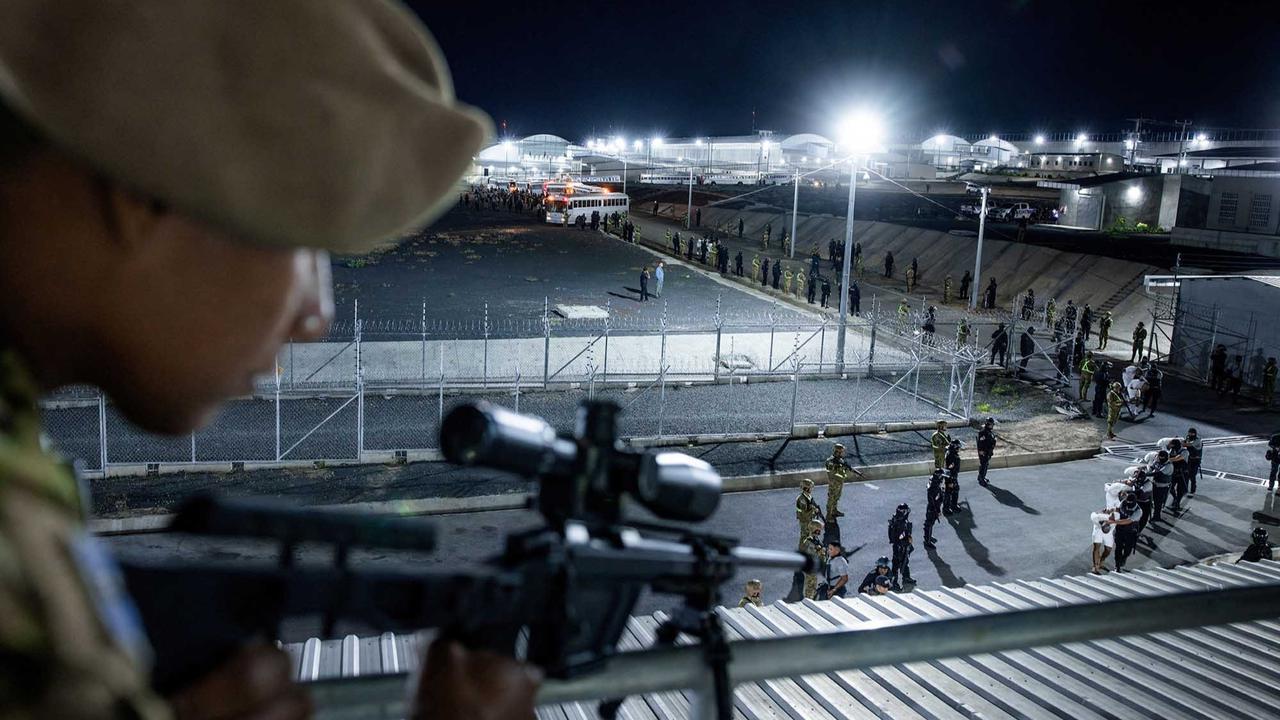 FOTO: Super Ketat Kemanan saat Deportasi 250 Imigran Terduga Anggota Geng Kriminal ke Penjara CECOT El Salvador