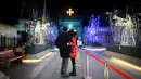 Pasangan suami istri foto bersama sebelum menghadiri Misa Malam Natal di sebuah gereja Katolik di Beijing (24/12). (AFP Photo/Wang Zhao)