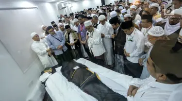 Umat muslim mendoakan jenazah KH Maimun Zubair atau Mbah Moen saat akan disemayamkan di Kantor Urusan Haji Daker Syisyah, Makkah, Arab Saudi, Selasa (6/8/2019). Jenazah Mbah Moen disemayamkan usai dimandikan di Masjid Muhajirin Khalidiyah Makkah. (Liputan6.com/HO/Baharuddin/MCH)