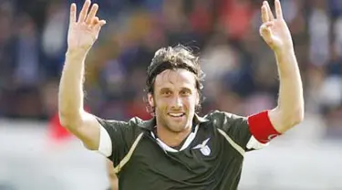 Lazio's midfielder Stefano Mauri (C) celebrates after scoring against Catania during their Serie A football match at Massimino Stadium on April 17, 2011. AFP PHOTO / Marcello PATERNOSTRO