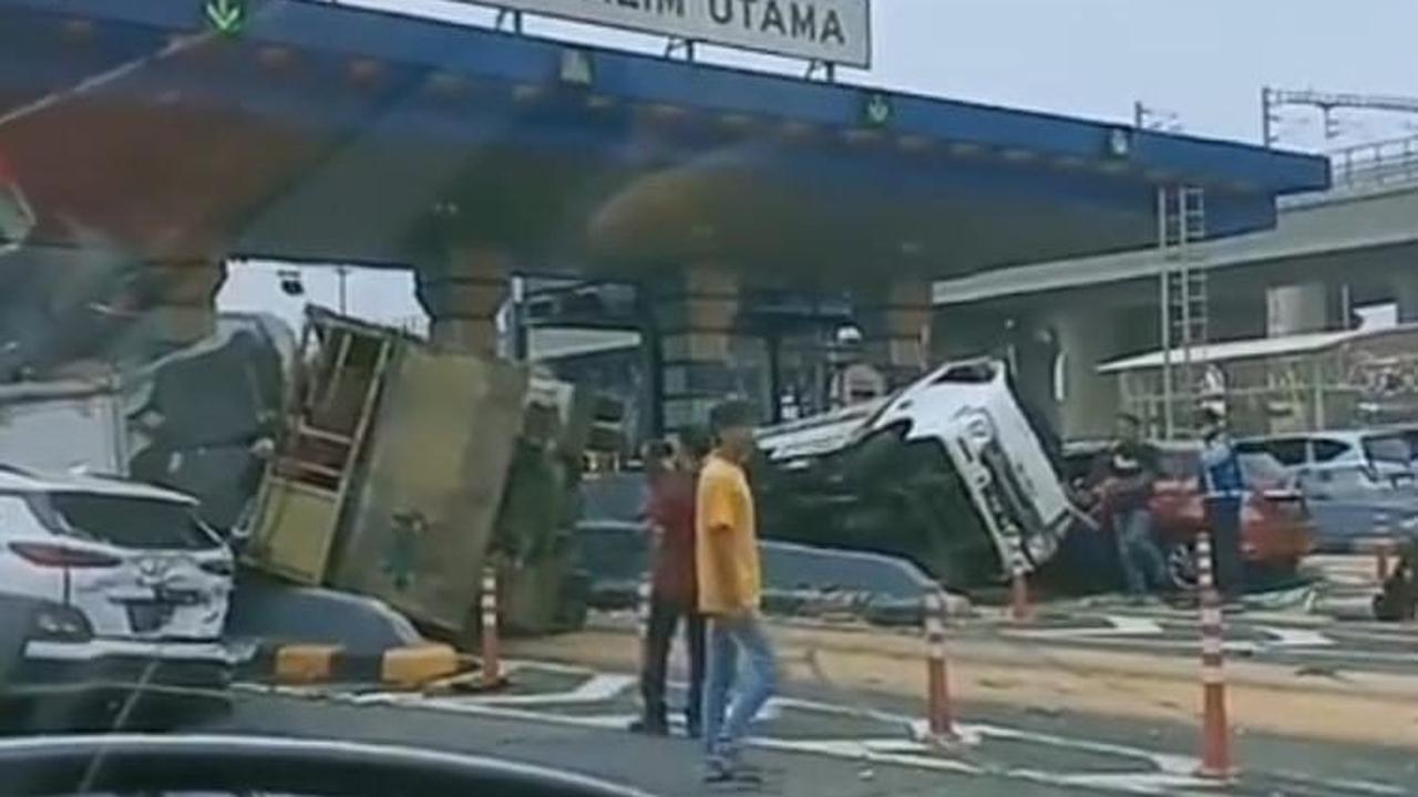 Polisi melakukan olah tempat kejadian perkara (TKP) kecelakaan beruntun di Gerbang Tol Halim Utama menuju Tol Dalam Kota pada Rabu (27/3) pagi ini.