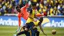 Pada menit ke-15 Ekuador harus kehilangan kiper Alexander Dominguez usai dikartu merah wasit Wilmar Roldan akibat pelanggaran keras terhadap Matheus Cunha di luar kotak penalti. (AFP/Pool/Santiago Arcos)
