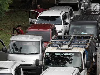 Sejumlah pengendara turun dari mobil saat kemacetan di Jalan KH Abdullah Syafei, Tebet, Jakarta, Senin (12/2). Kemacetan tersebut imbas dari demo sopir angkot Mikrolet 44 dan metro mini Dian Mitra. (Liputan6.com/Arya Manggala)