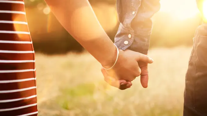 Kenapa Gandengan Tangan dengan Pacar terasa Menenangkan?