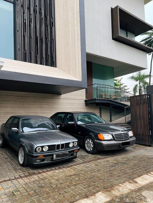 BMW E30 Coupe dan Mercedes-Benz S320 W140. (Source: Instagram/@ariefmuhammad)