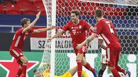 Gelandang Bayern Munchen, Javi Martinez (kedua kiri) berselebrasi usai mencetak gol ke gawang Sevilla pada pertandingan Piala Super Eropa di Budapest, Hongaria, Kamis (24/9/2020). Munchen menang tipis 2-1 atas Sevilla. (AP Photo/Laszlo Balogh)