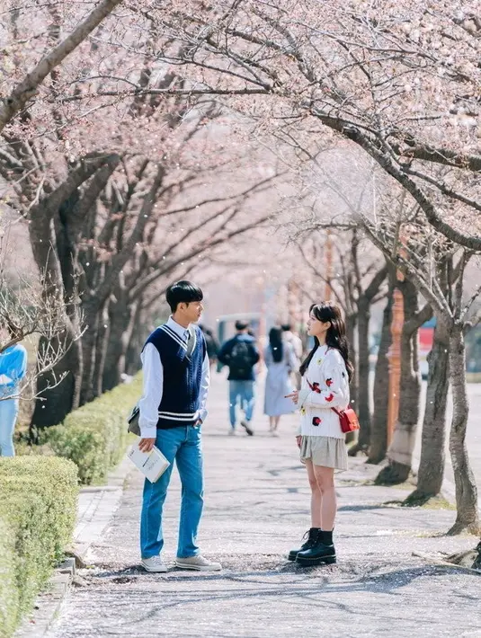 Kira-kira apa yang dibicarakan Kim Jung Ho dan Kim Yu Ri di sini? Jawabannya dapat ditemukan pada 29 Agustus 2022 mendatang. (Foto: KBS2 via allkpop)