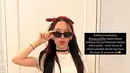 Di hari pertama, Sybil tampil santai namun tetap stylish dengan padu padan kaus putih, denim shorts, dan sneakers putih. Penampilannya semakin mencuri perhatian berkat detail seperti kaus kaki ber-list biru, kacamata hitam, choker sederhana, gelang, serta bandana merah yang menjadi aksen menarik. Shoulder bag berbahan denim menambah kesan kasual yang modern.  [@zaskiadyamecca].