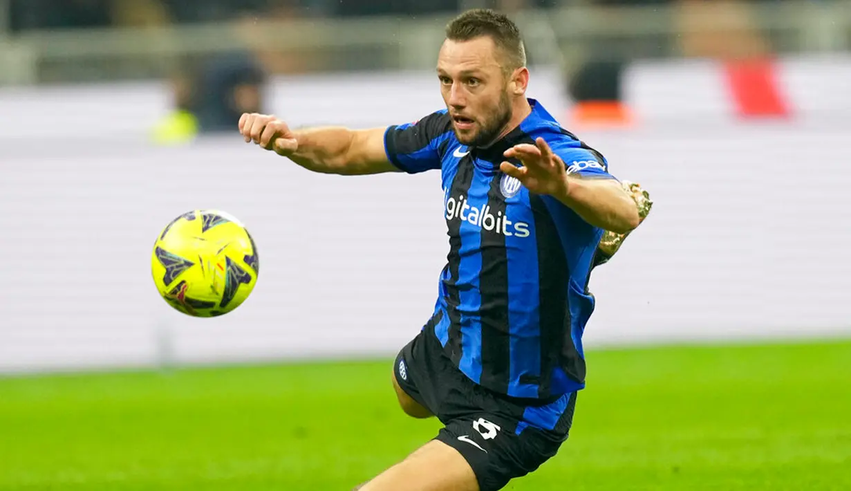 Pemain Inter Milan Stefan de Vrij jatuh ke tanah saat melawan Atalanta pada pertandingan sepak bola perempat final Coppa Italia di Stadion San Siro, Milan, Italia, 31 Januari 2023. Inter Milan menang 1-0 atas Atalanta dan berhasil melaju ke semifinal Coppa Italia. (AP Photo/Antonio Calanni)