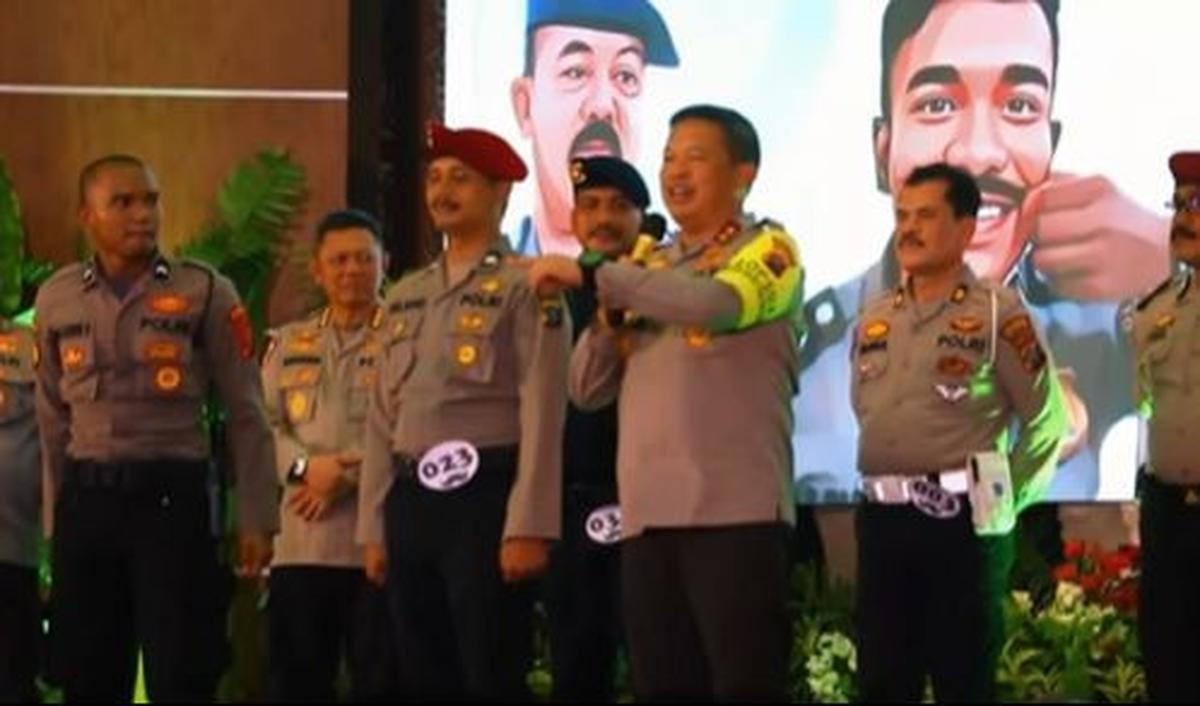 Polda Sumatera Utara menggelar kontes kumis bagi para jajarannya yang memelihara kumis.