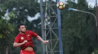 Pemain asing Persija asal Kroasia, Marko Simic saat latihan di Lapangan Sutasoma, Halim Perdanakusuma, Jakarta, Jumat (29/12). Simic menjadi pemain asing pertama yang resmi dikontrak Persija untuk musim kompetisi 2018. (Liputan6.com/Helmi Fithriansyah)