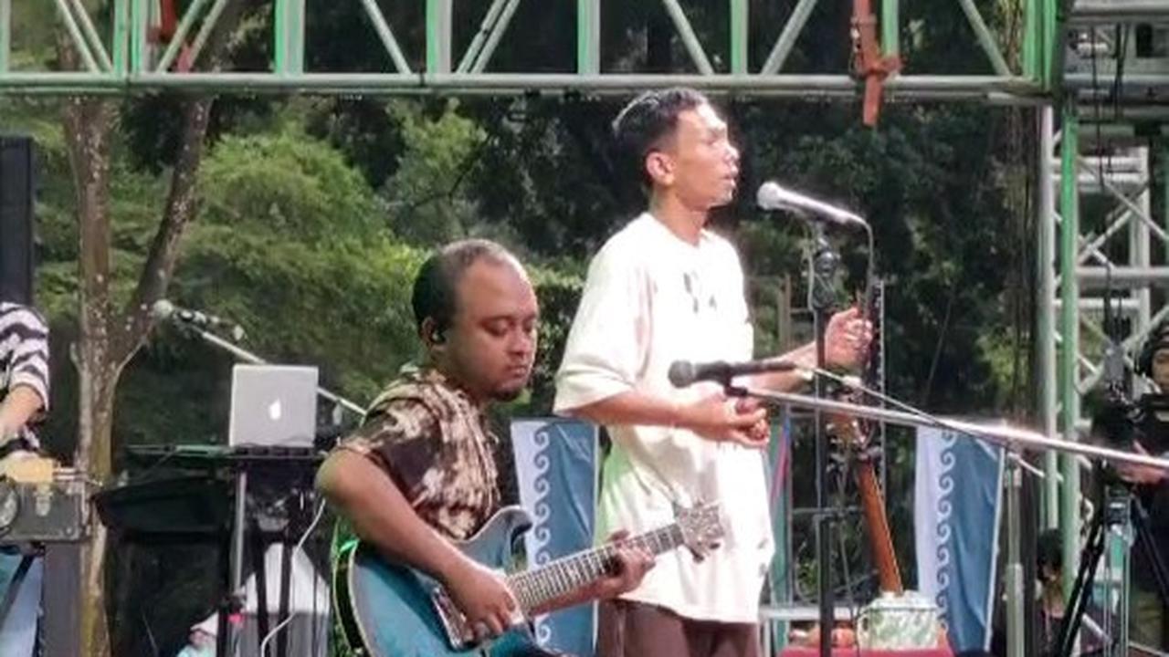 Fourtwnty Mengajak Penonton Menyanyikan Indonesia Pusaka
