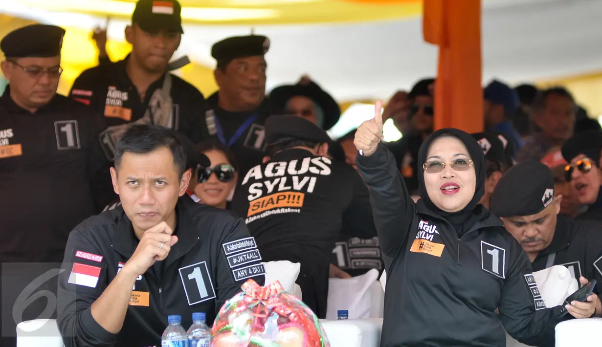 Pasangan Cagub dan Cawagub DKI Jakarta Agus H Yudhoyono dan Sylviana Murni saat menghadiri acara Deklarasi Kampanye Damai di Silang Monas, Jakarta, Sabtu (29/10). (Liputan6.com/Yoppy Renato)