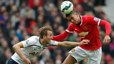 Duel panas terjadi di laga Liga Premier Inggris antara Manchester United dengan Tottenham Hotspur di Stadion Old Trafford, Inggris  (15/3/15 ). Manchester United menang 3-0 atas Tottenham Hotspur. (Reuters/Carl Recine) 